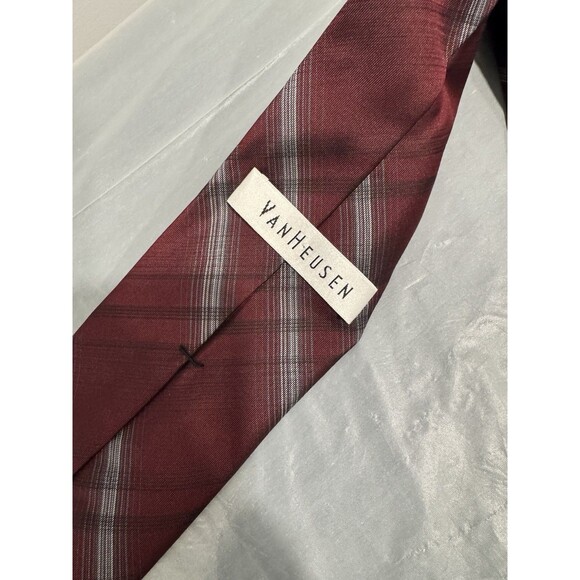 Van Heusen 100% Silk Red Plaid Mens Neck Tie Classic Business Dress - Picture 2 of 3